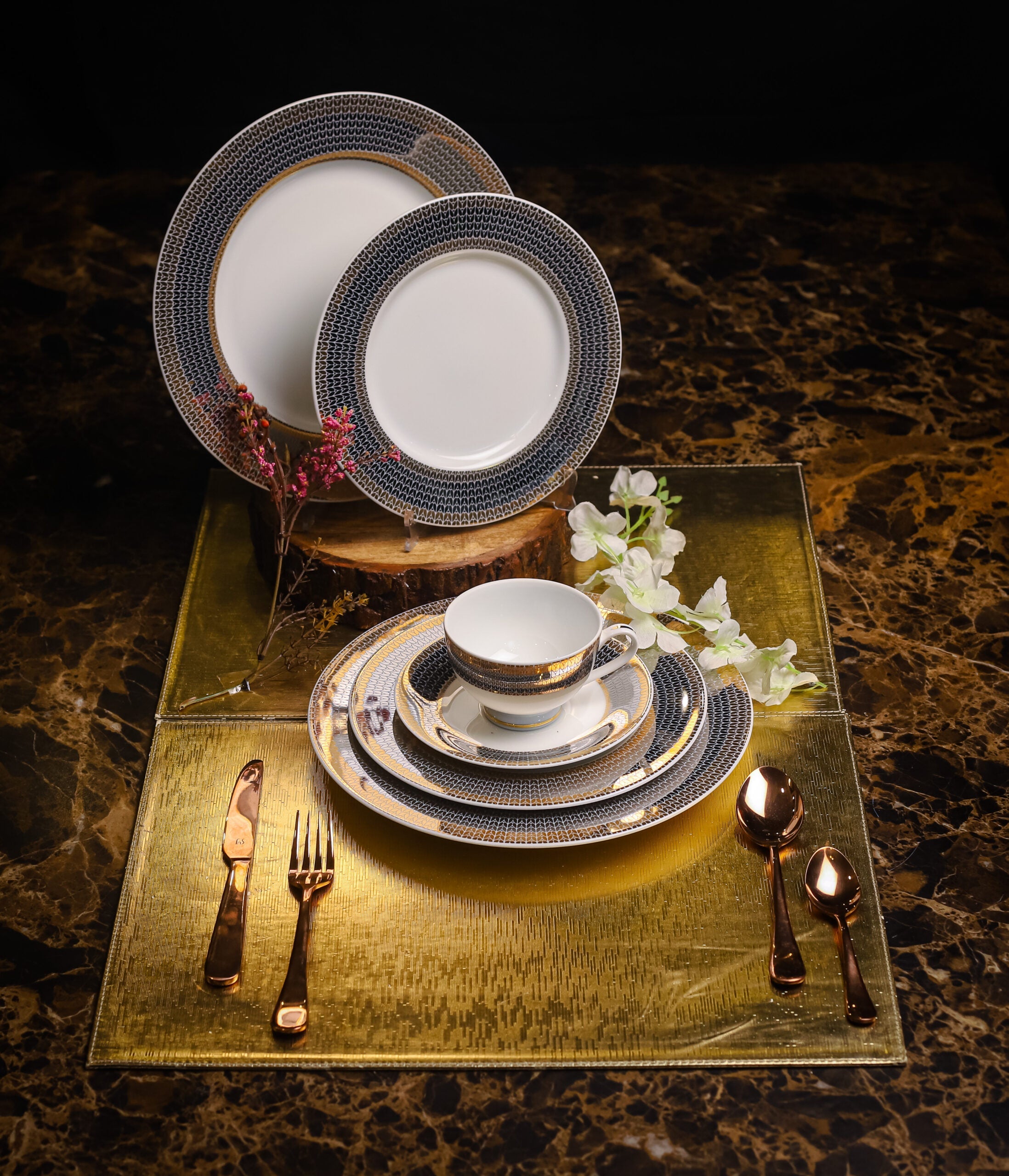 Azure By Dankotuwa Welkin 21-Piece Porcelain Dinner Set - Gold Lining