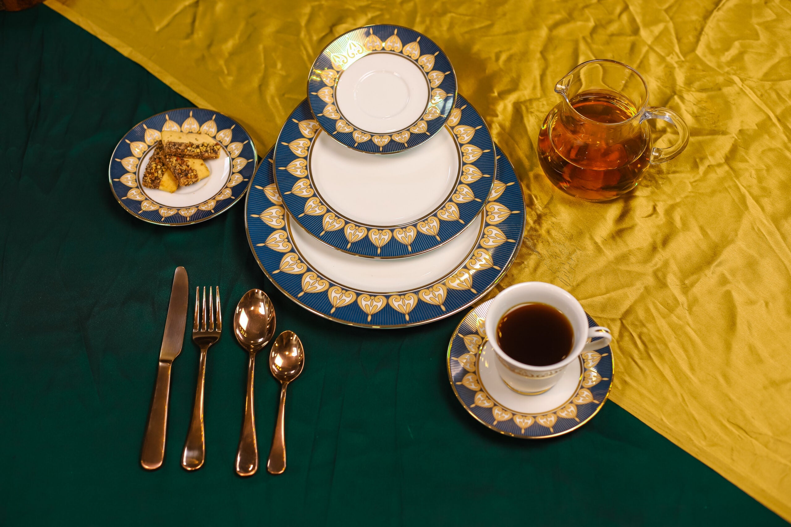 Azure By Dankotuwa Royal Calyx 21-Piece Porcelain Dinner Set - Gold Lining
