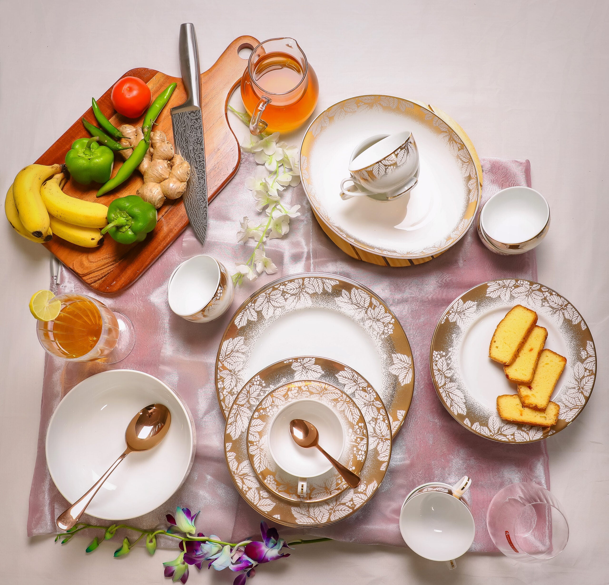 Azure By Dankotuwa Clittering Leaves 21-Piece Porcelain Dinner Set - Gold Lining