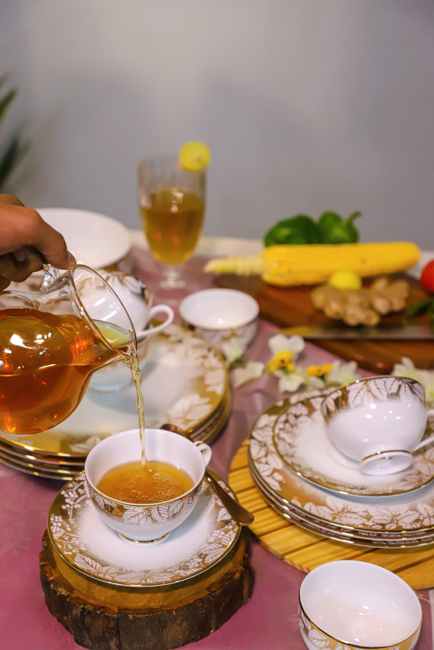 Azure By Dankotuwa Clittering Leaves 21-Piece Porcelain Dinner Set - Gold Lining