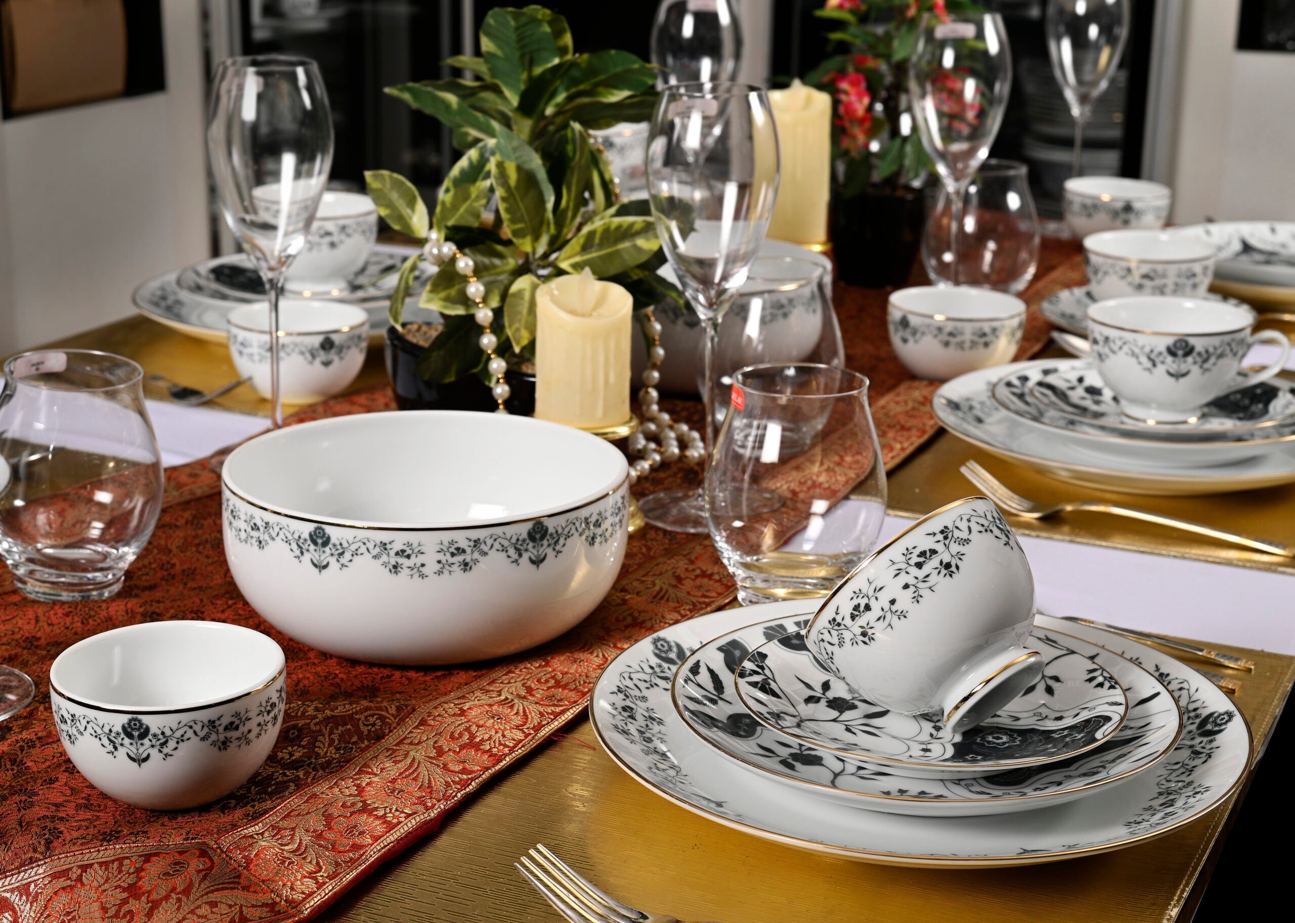 Azure By Dankotuwa Floeur 21-Piece Porcelain Dinner Set - Gold Lining
