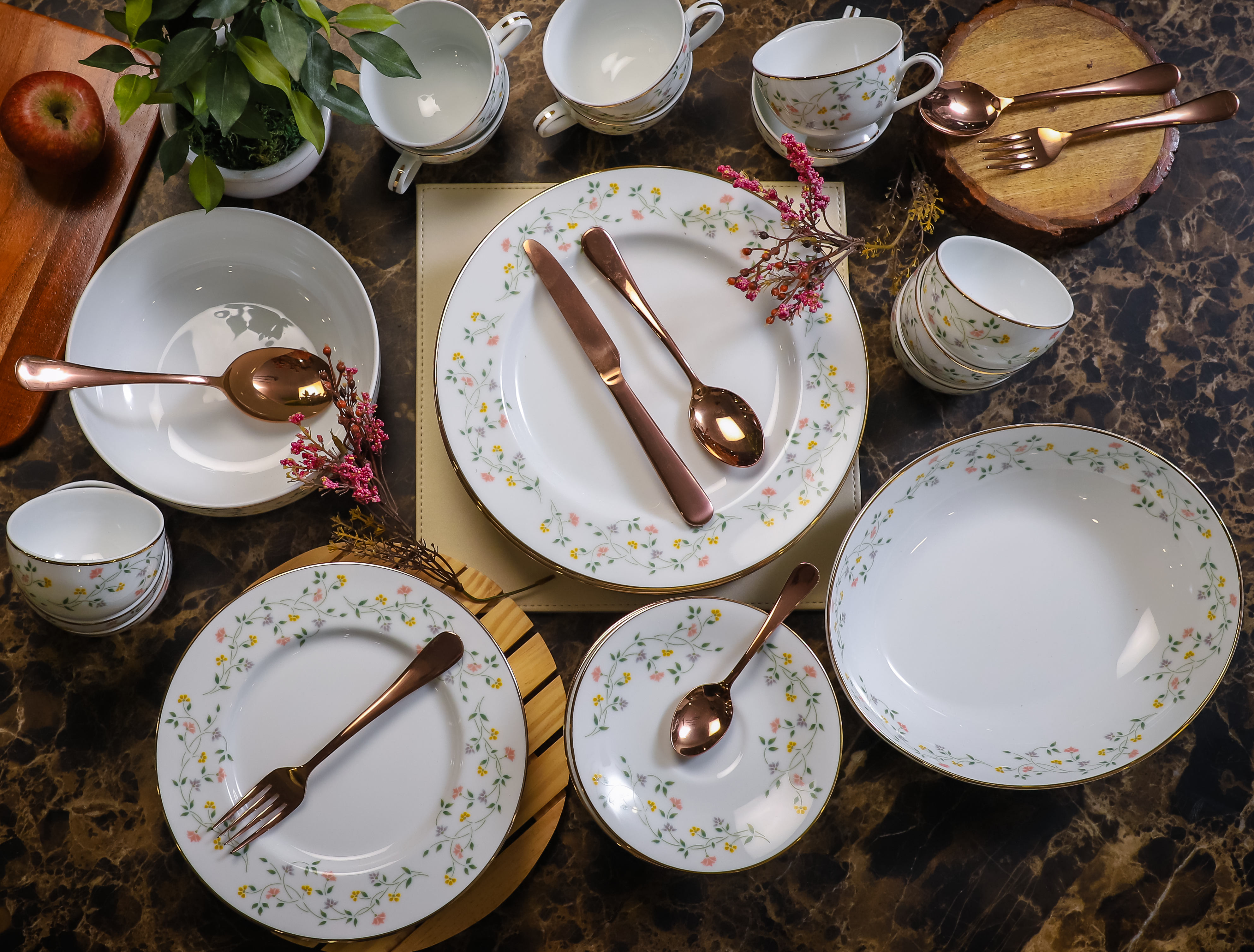 Azure By Dankotuwa Floral Vines 21-Piece Porcelain Dinner Set - Gold Lining