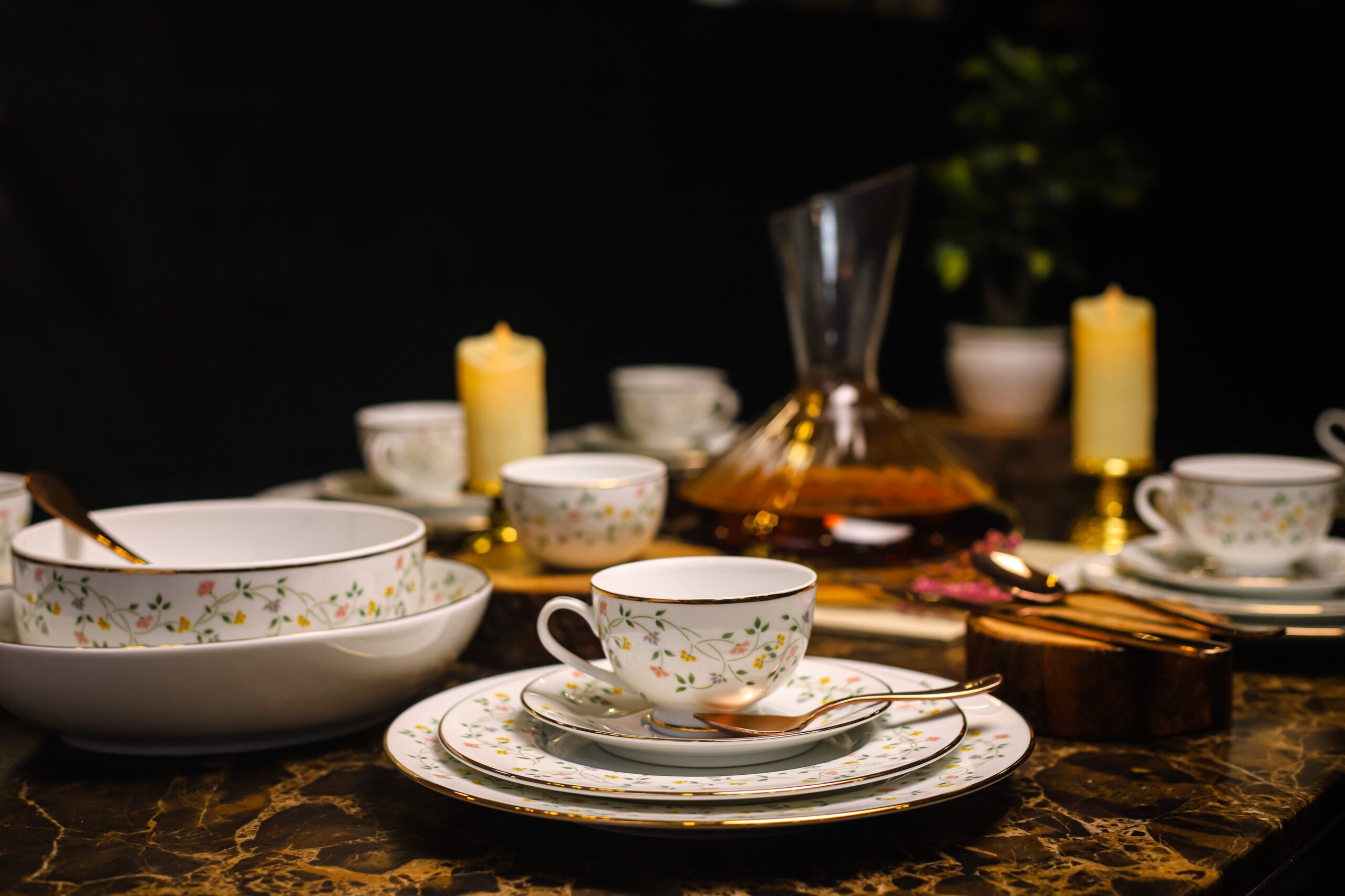 Azure By Dankotuwa Floral Vines 21-Piece Porcelain Dinner Set - Gold Lining