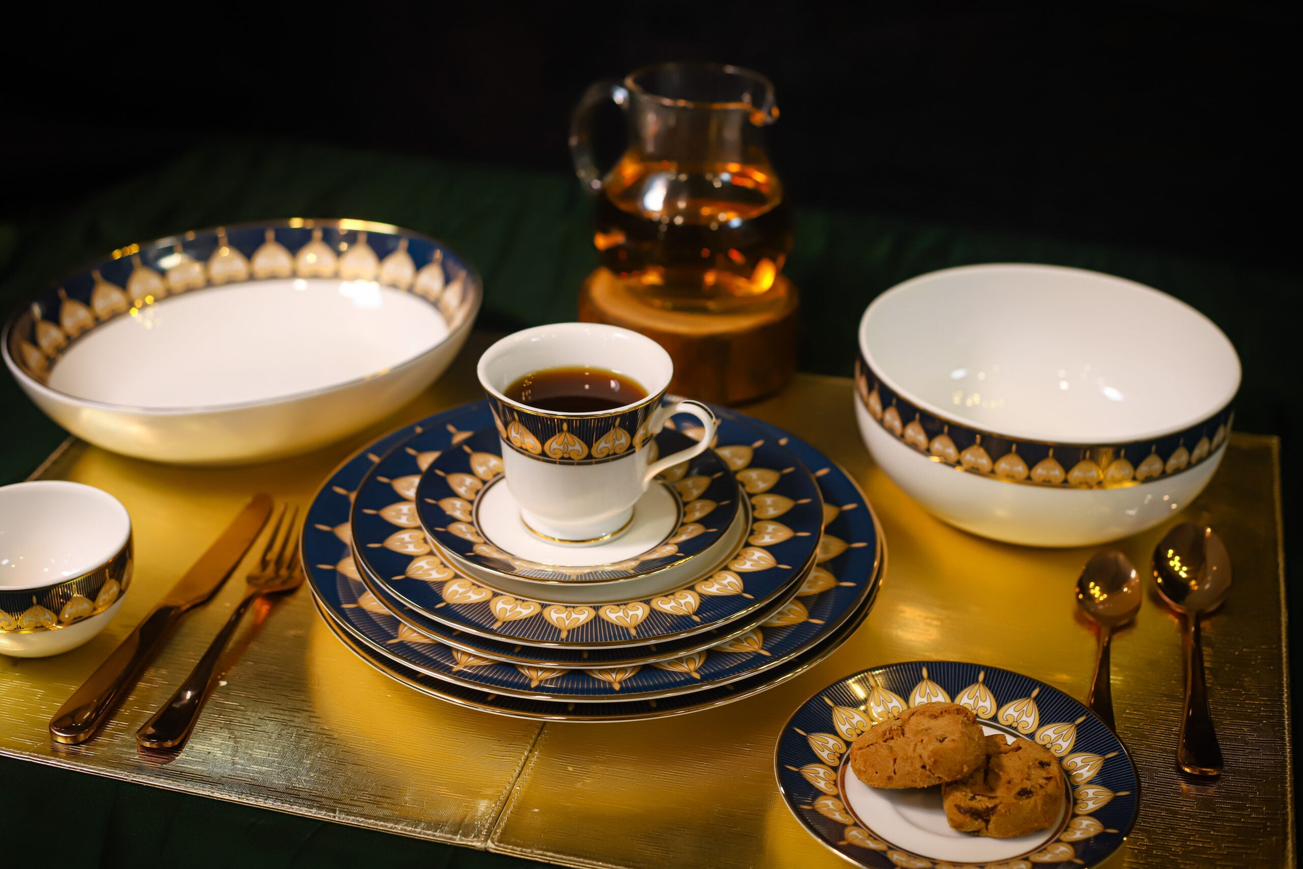 Azure By Dankotuwa Royal Calyx 21-Piece Porcelain Dinner Set - Gold Lining