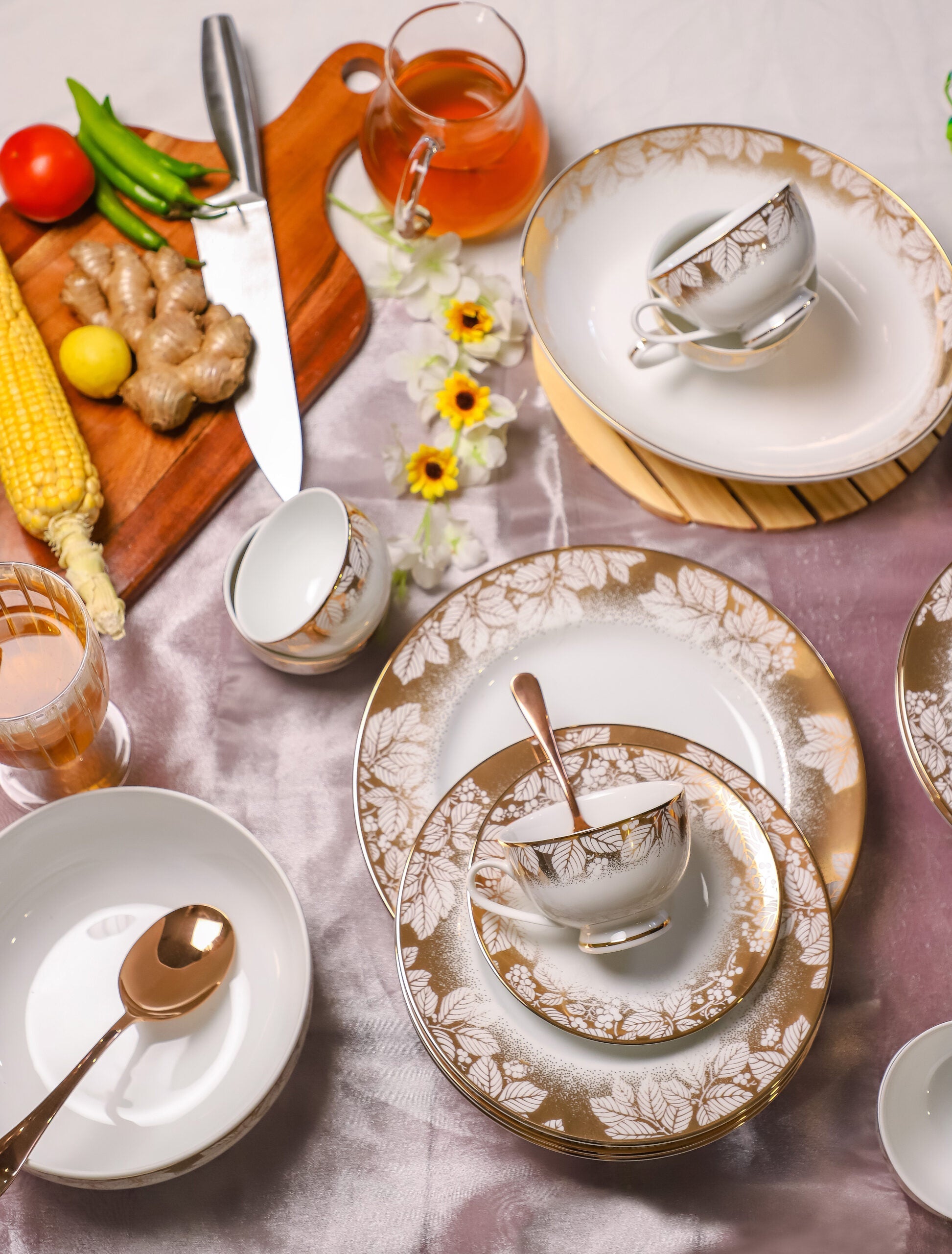 Azure By Dankotuwa Clittering Leaves 21-Piece Porcelain Dinner Set - Gold Lining