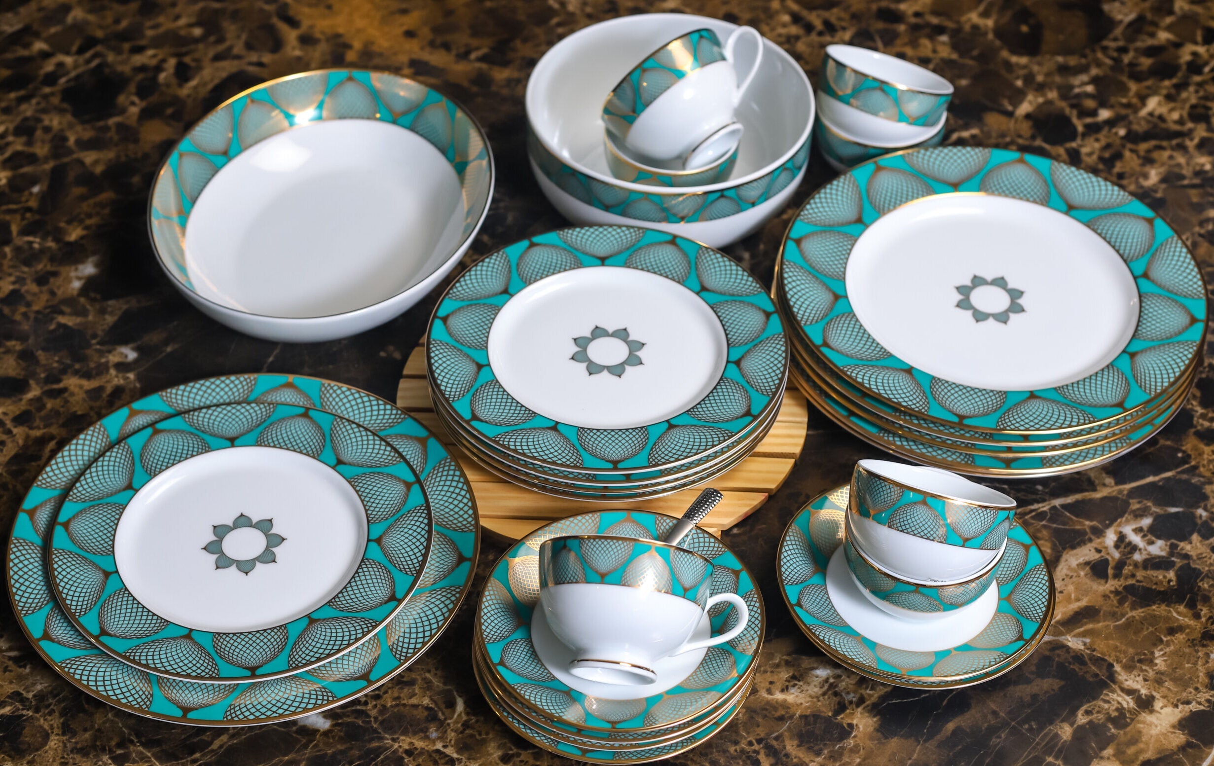 Azure By Dankotuwa Neon Tepal 21-Piece Porcelain Dinner Set - Gold Lining