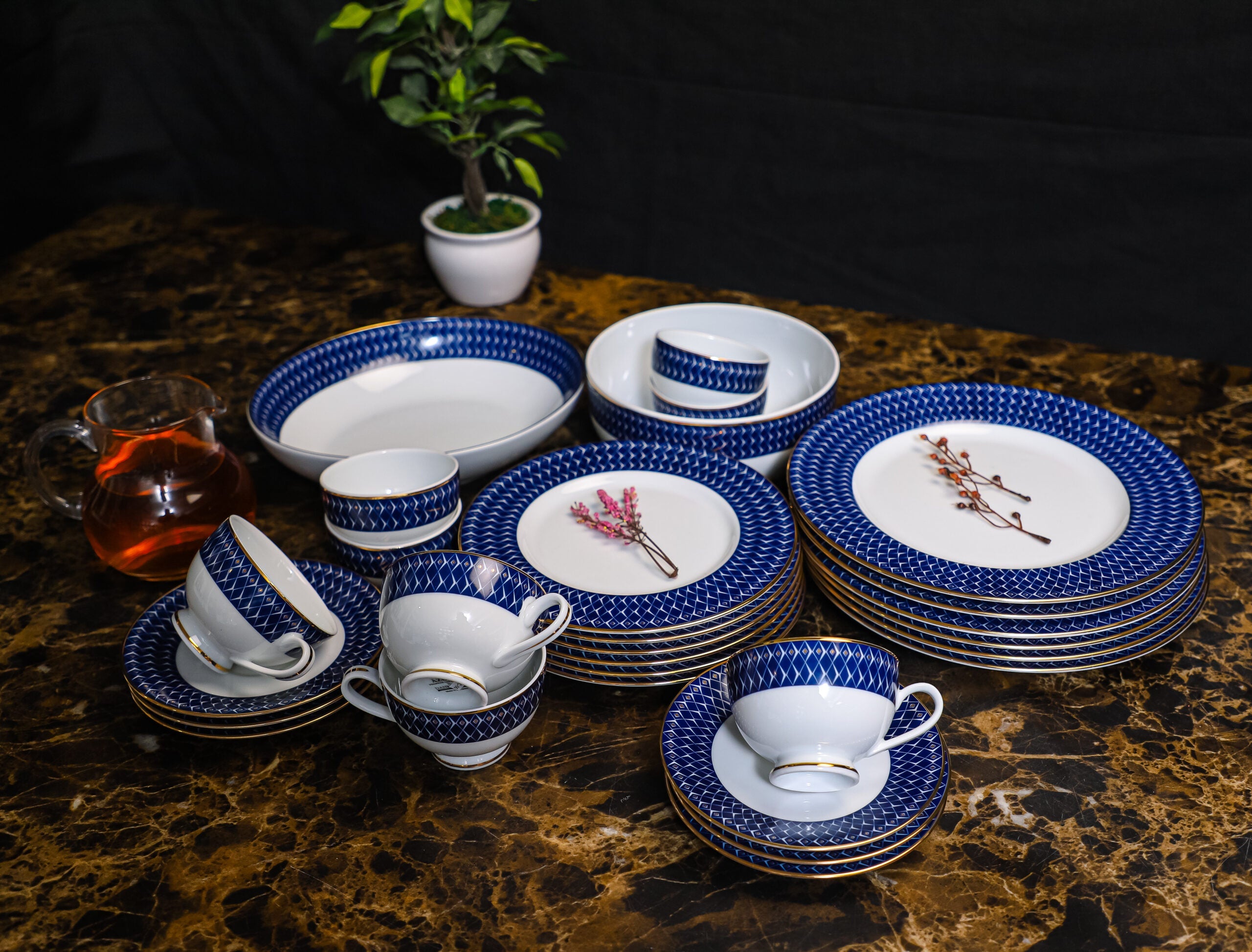 Azure By Dankotuwa Ocean Flore 21-Piece Porcelain Dinner Set - Gold Lining