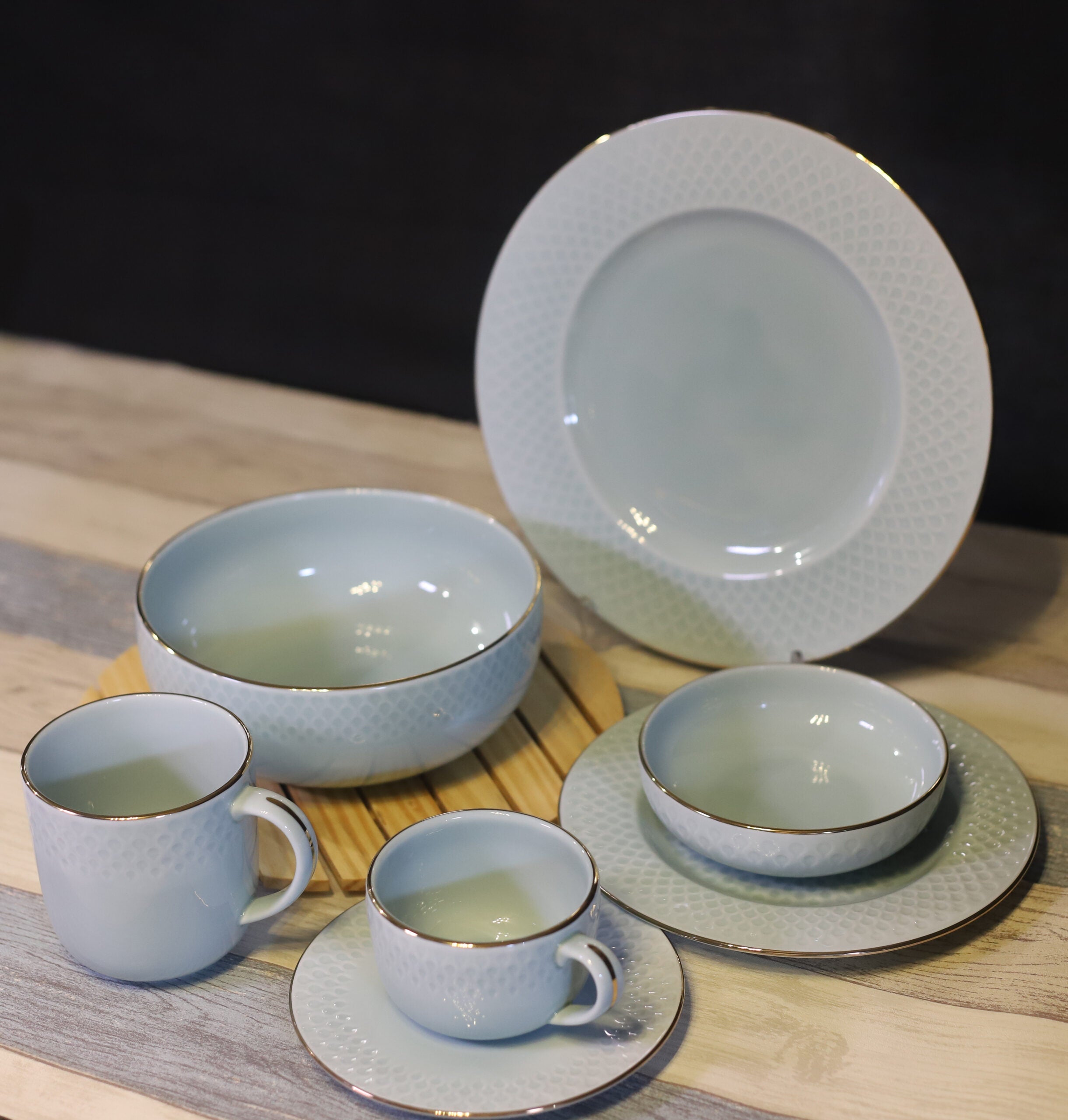 Azure By Dankotuwa Water Drop Green 21-Piece Porcelain Dinner Set - Gold Lining