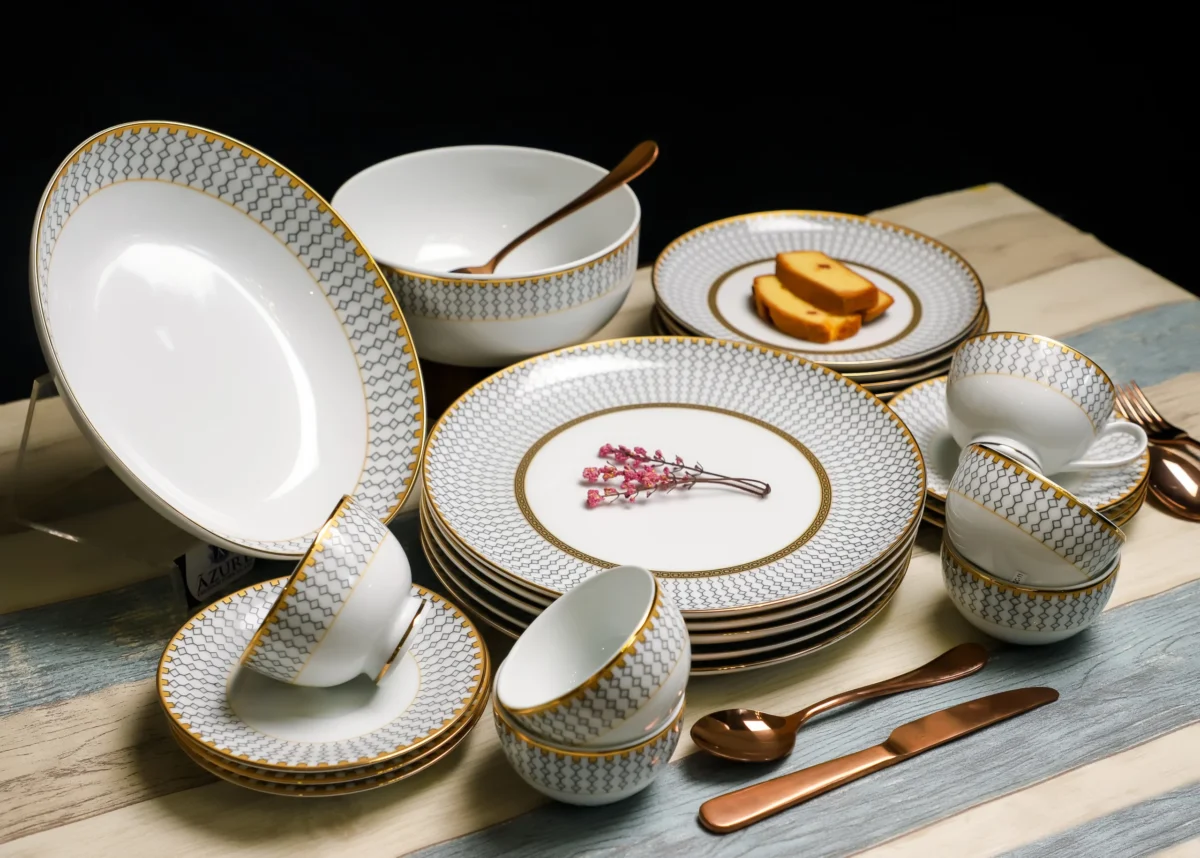 Dankotuwa Nira 21-Piece Porcelain Dinner Set - Gold Lining