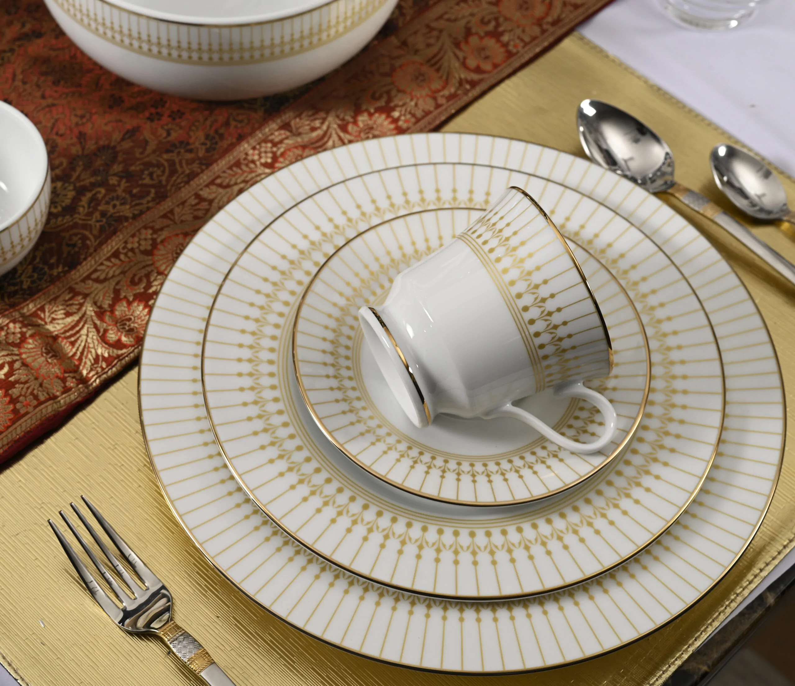 Dankotuwa Rasalas 21-Piece Porcelain Dinner Set - Gold Lining Dankotuwa Rasalas 21-Piece Porcelain Dinner Set - Gold Lining