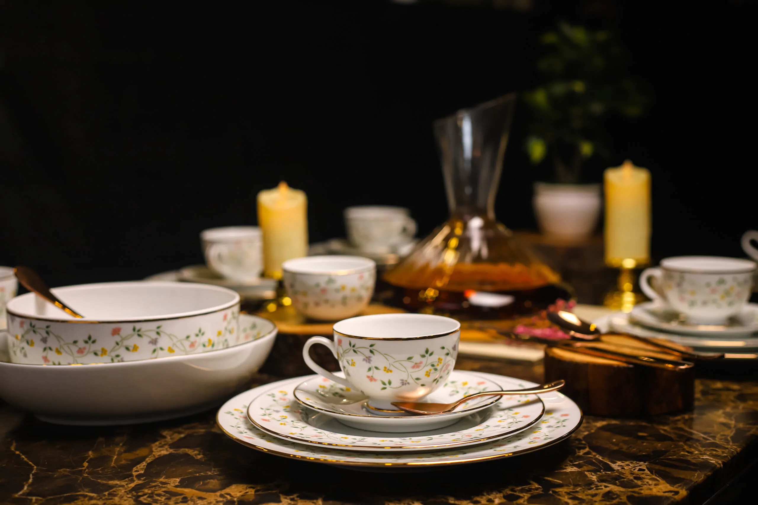 Dankotuwa Floral Vines 21-Piece Porcelain Dinner Set - Gold Lining Dankotuwa Floral Vines 21-Piece Porcelain Dinner Set - Gold Lining