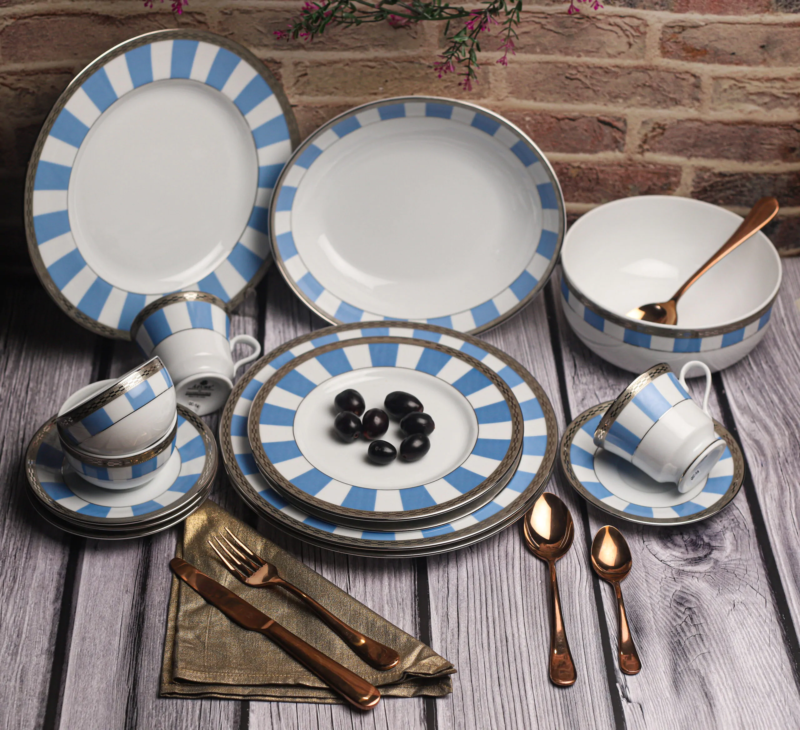 Dankotuwa Sky Matiz Blue 21-Piece Porcelain Dinner Set - Platinum Lining