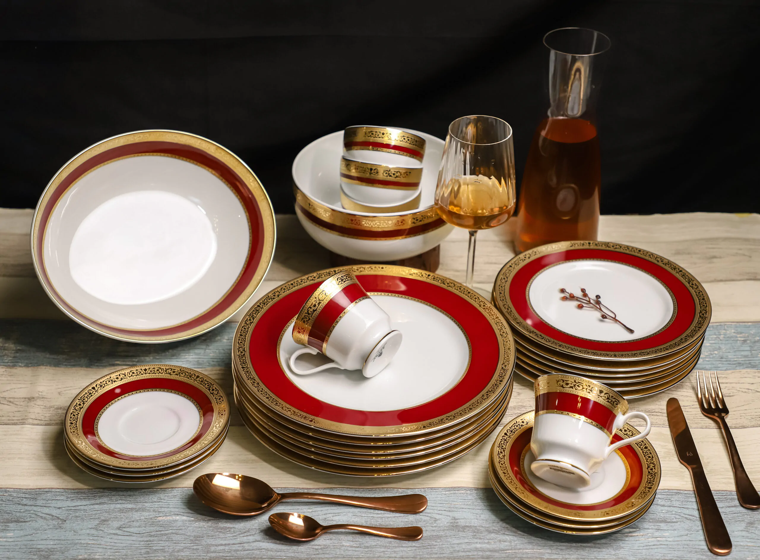 Dankotuwa Wine Laurel Red 21-Piece Porcelain Dinner Set - Gold Lining