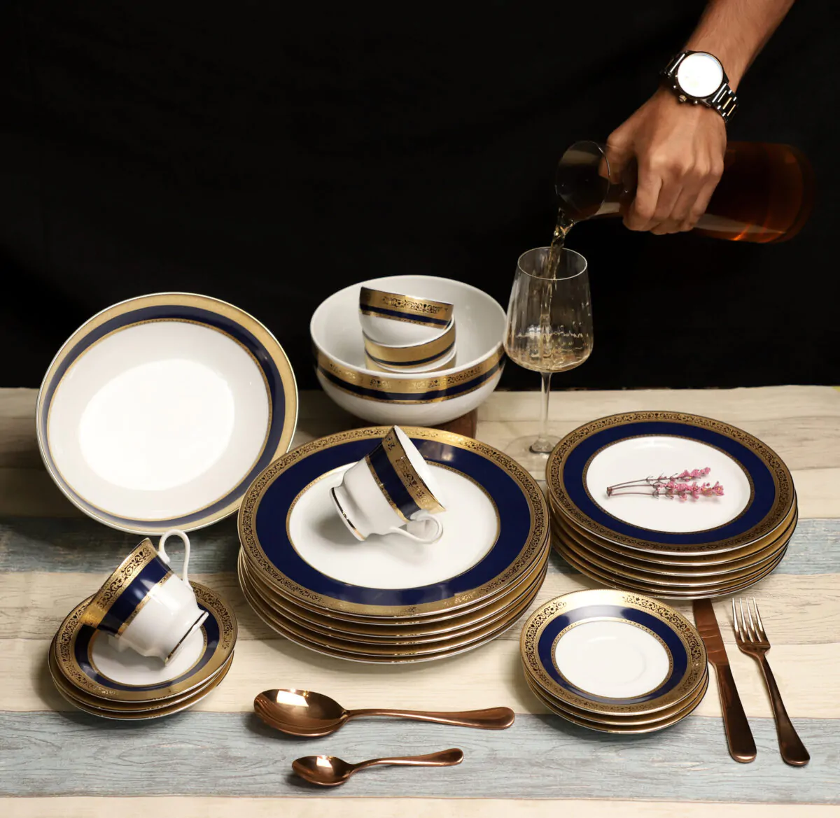 Dankotuwa Sapphire Laurel Blue 21-Piece Porcelain Dinner Set - Gold Lining