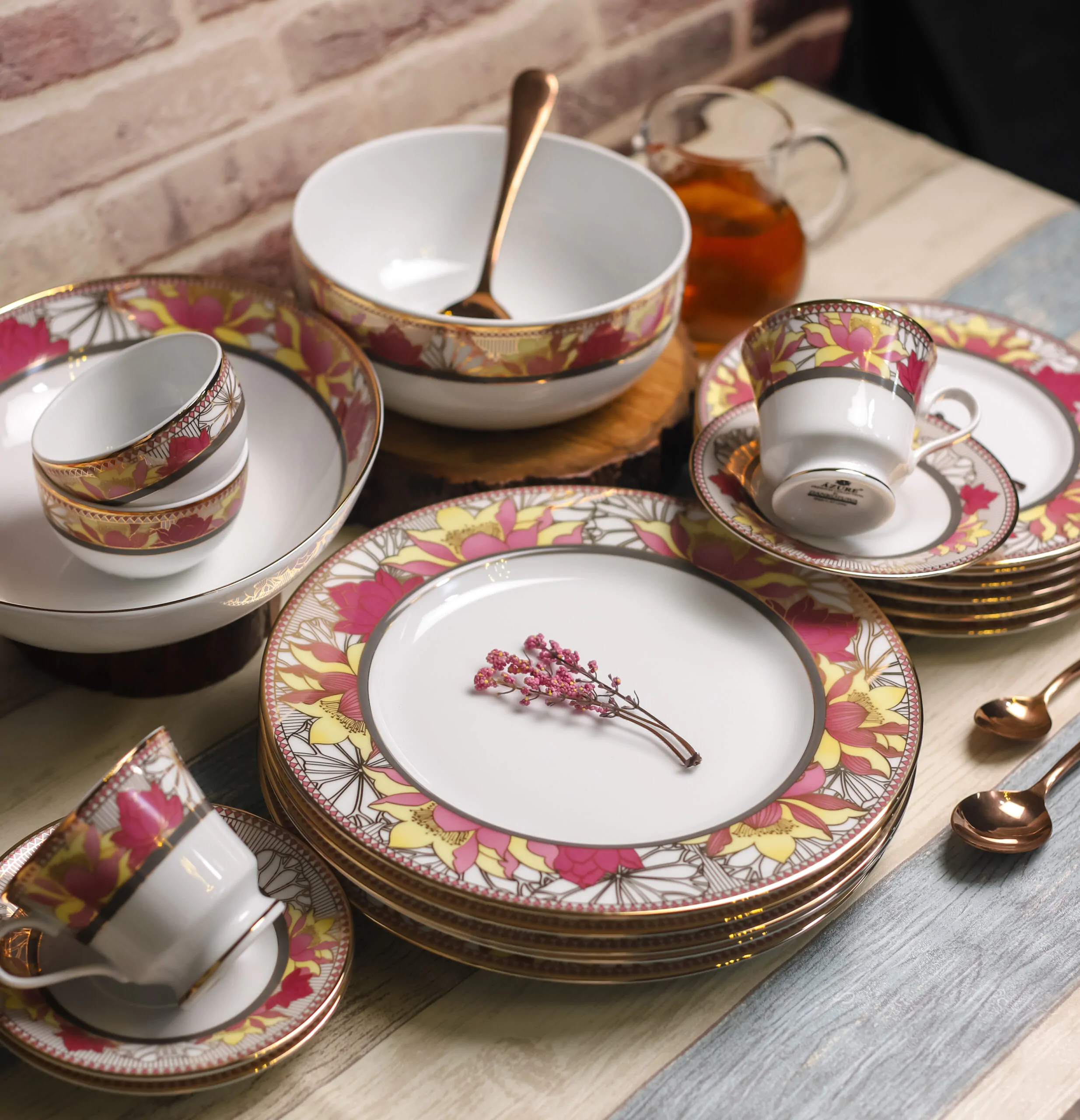 Dankotuwa Nymphaea 21-Piece Porcelain Dinner Set - Gold Lining